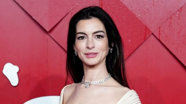 Anne Hathaway Causes Concern After Leaving An Interview With No Warning Amid Emergency